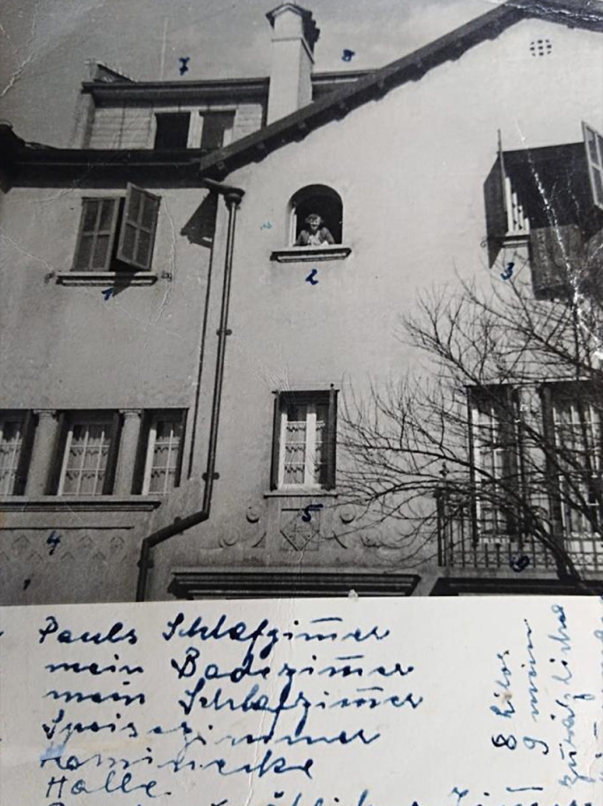 Foto histórica con anotaciones manuscritas en alemán identificando habitaciones del conjunto