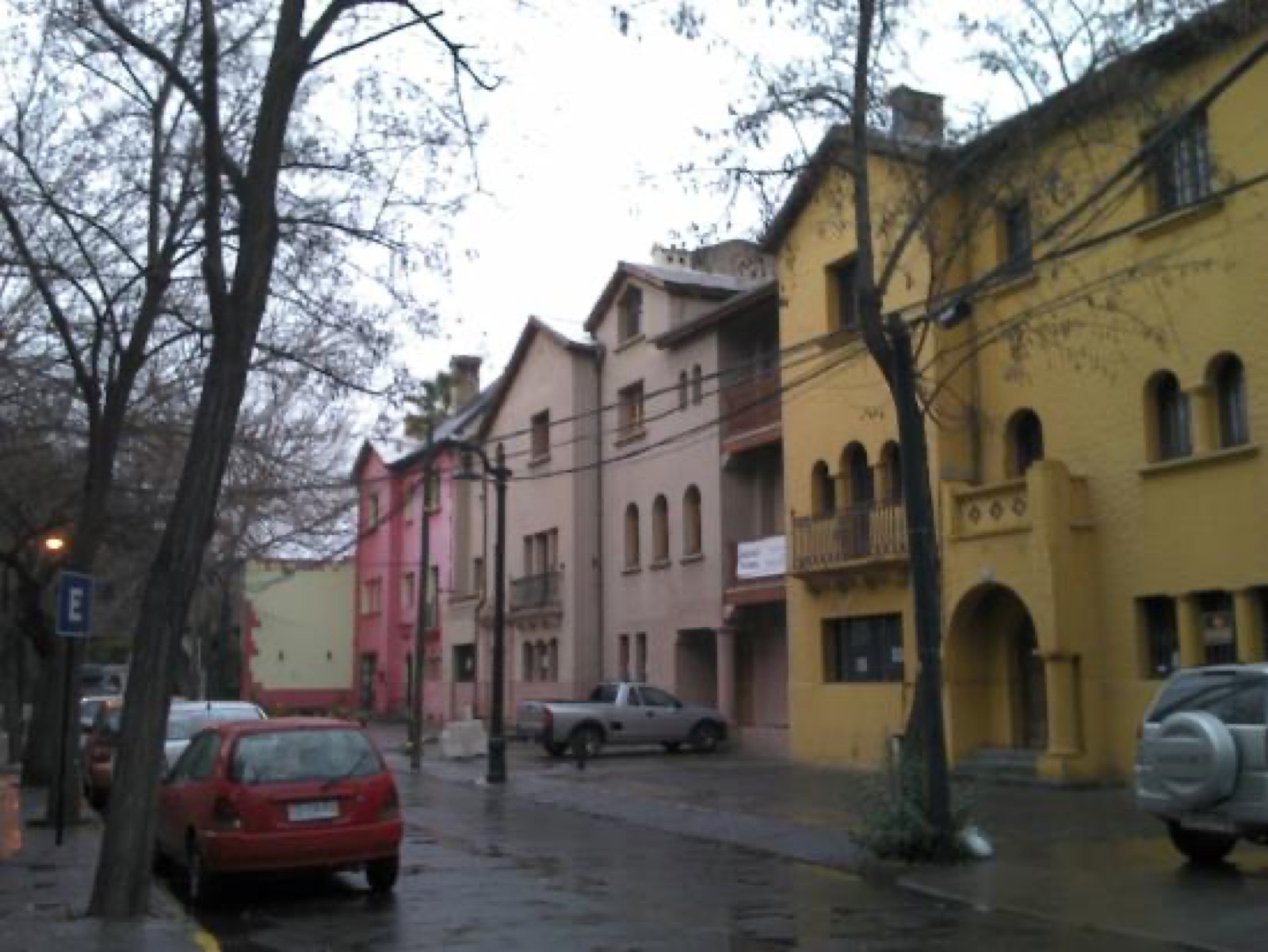 Calle Triana tras el estallido social 2019 — conjunto fundacional con locales cerrados