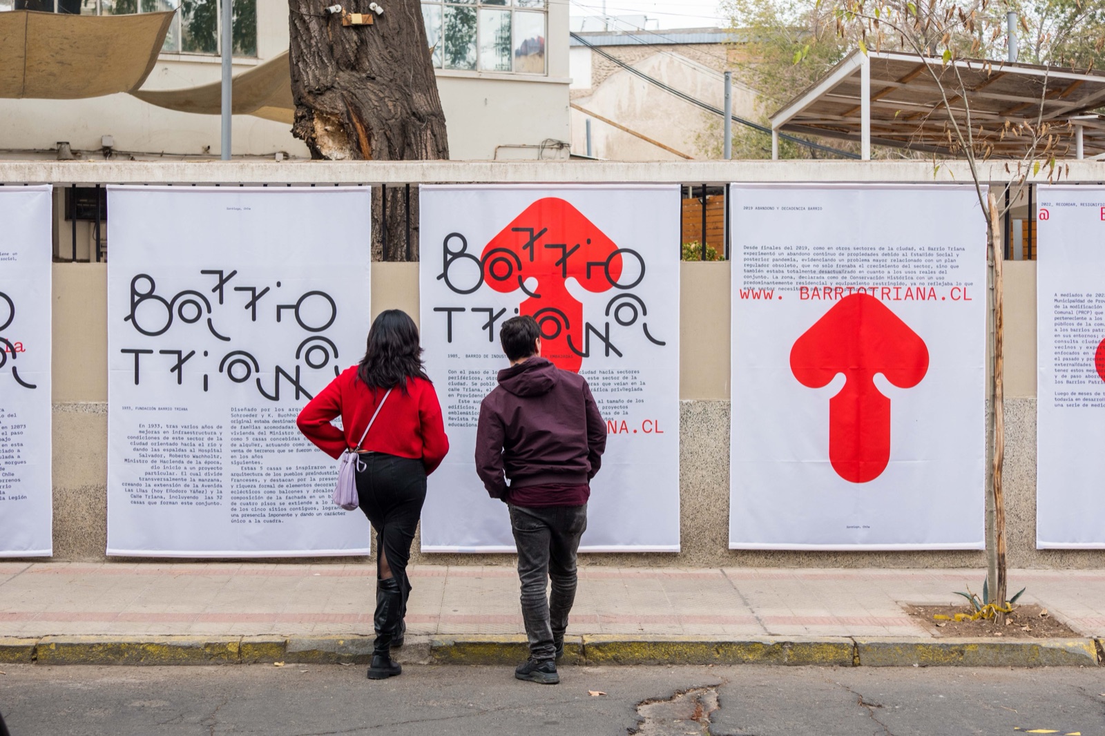Día del Patrimonio en Barrio Triana — vecinos leyendo carteles del proyecto urbano